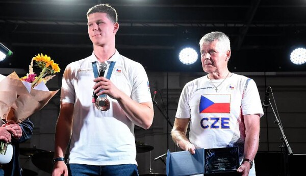 Olympijský hrdina Jakub Jurka ukázal medaili doma v Olomouci. Vítaly ho davy
